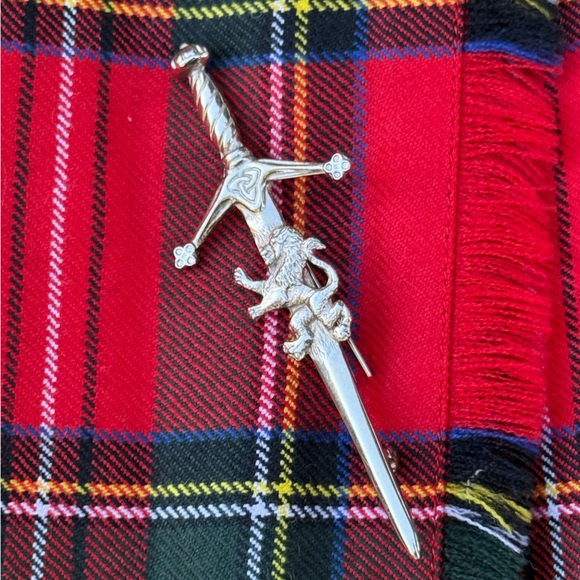 NWOT O'Neil of Dublin Royal Stewart kilt with Rampant Lion kilt pin - US size 10 - Picture 3 of 6